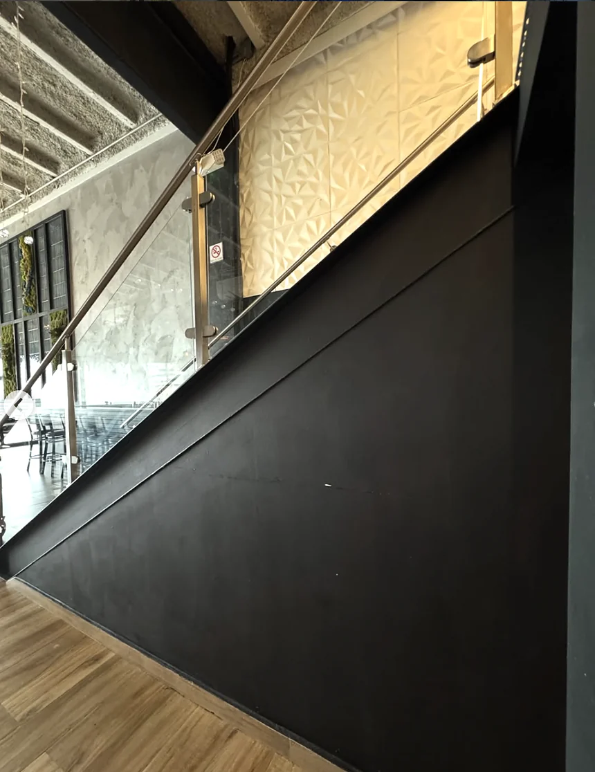 Escalera y pared de un espacio comercial de diseño industrial ya limpias